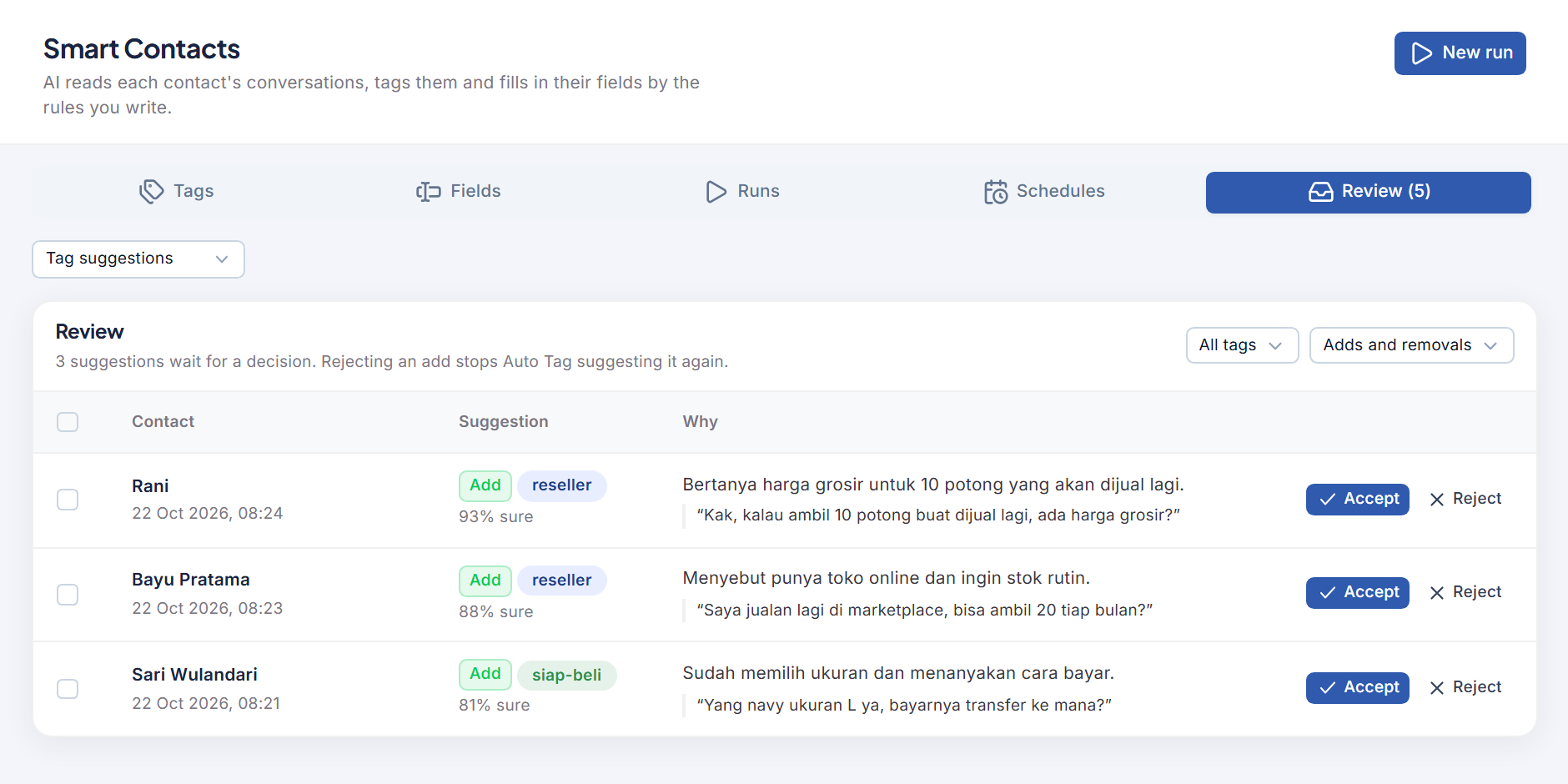 Halaman review Smart Contacts dengan tag dan isian yang diusulkan AI